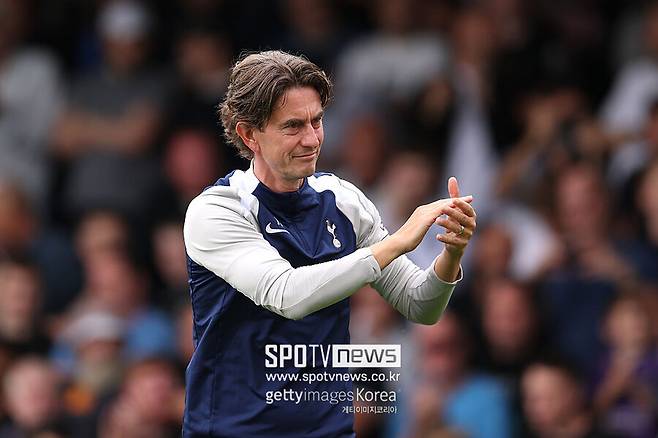 ▲ 손흥민은 지난 10년간 토트넘이라는 클럽에 모든 것을 바쳤다. 팬들 역시 손흥민을 단순한 스타가 아닌, 구단 역사에 남을 상징적인 존재로 여긴다. 그런 토트넘에서 커리어 마지막을 보낸다면, 최근 축구 흐름에서 전례 없는 낭만적인 마무리가 될 수 있다.