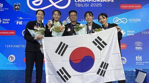 세계선수권대회 여자 사브르 단체전서 은메달을 획득한 한국 선수단의 서지연(사진 왼쪽부터), 최세빈, 이국현 코치, 전하영, 김정미가 기념촬영을 하고 있다. 사진=대한펜싱협회