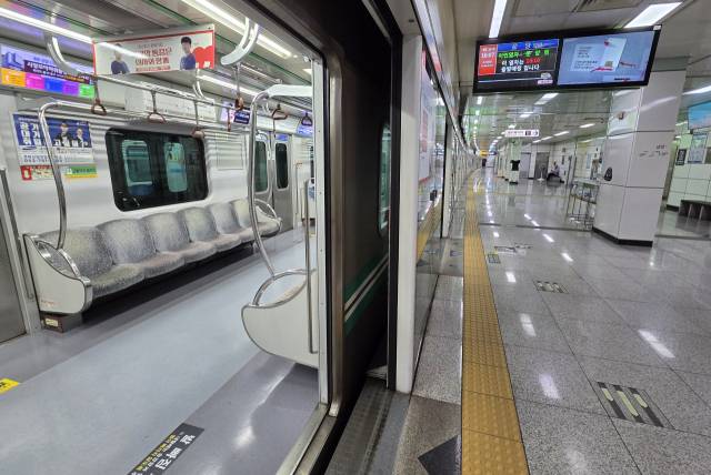 31일 오후 도시철도 2호선 영남대역이 이용객이 적어 한산한 모습을 보이고 있다. 김영진 기자 kyjmaeil@imaeil.com