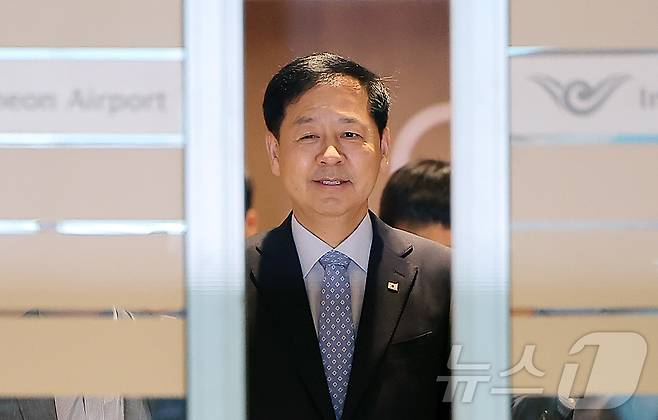 구윤철 경제부총리 겸 기획재정부 장관이 지난 29일 오전 인천국제공항 제2터미널을 통해 미국으로 출국하고 있다. ⓒ News1 김진환 기자