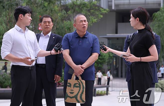 공천개입 의혹을 받는 ‘정치 브로커’ 명태균씨가 31일 오전 서울 종로구에 마련된 김건희 특검팀(특별검사 민중기) 사무실로 조사를 받기 위해 출석하며 취재진 질문에 답하고 있다. 2025.7.31/뉴스1 ⓒ News1 박지혜 기자