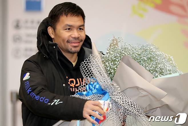 필리핀 복싱 영웅 매니 파퀴아오가 5일 오후 인천국제공항 제1터미널을 통해 입국한 뒤 취재진을 향해 밝게 웃어보이고 있다. 파퀴아오는 오는 11일 일산 킨텍스에서 열리는 '매니 파키아오 VS 유대경 스페셜 매치' 일정을 소화할 예정이다. 2022.12.5/뉴스1 ⓒ News1 장수영 기자