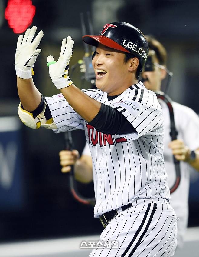 LG 박관우가 10일 서울 잠실구장에서 열린 2025 KBO리그 키움과의 경기 7회말 1사 1루 상황에서 키움 선발투수 알칸타라를 상대로 동점 2점 홈런을 친 뒤 박해민과 하이파이브를 하고 있다. 잠실 | 박진업 기자 upandup@sportsseoul.com