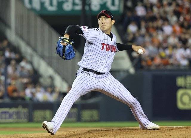 KT 타선을 상대로 병살타 네 개를 유도하며 7이닝 무실점을 기록한 LG 손주영. 뉴시스