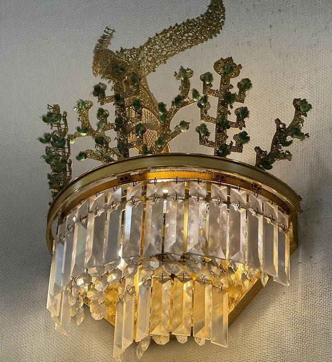 신라금관모양 벽등. 페이지2북스 제공