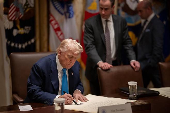 백악관은 30일(현지시간) 엑스(X) 계정에 트럼프 대통령이 백악관에서 한미 무역합의 문서에 서명하는 사진을 올렸다. 백악관이 공개한 한미 무역합의에 서명하는 도널드 트럼프 대통령 모습. (백악관 엑스 계정. 재판매 및 DB 금지) 2025.7.31/뉴스1