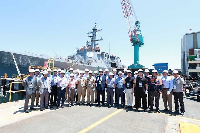 미시건대학교, MIT, 버지니아 공과대학교, 스티븐스 공과대학교, 샌디에이고 주립대학교, 미 해군사관학교 소속 조선·해양공학과 교수진 11명이 23일 HD현대중공업 울산 본사를 방문해 상선과 특수선 야드 등을 견학한 뒤 관계자들과 기념촬영을 하고 있다. HD현대 제공