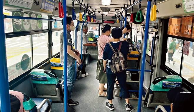 대림3동 서울특별시 마을버스 운송사업조합을 경유하는 ‘영등포 04번’ 마을버스 내부 모습.