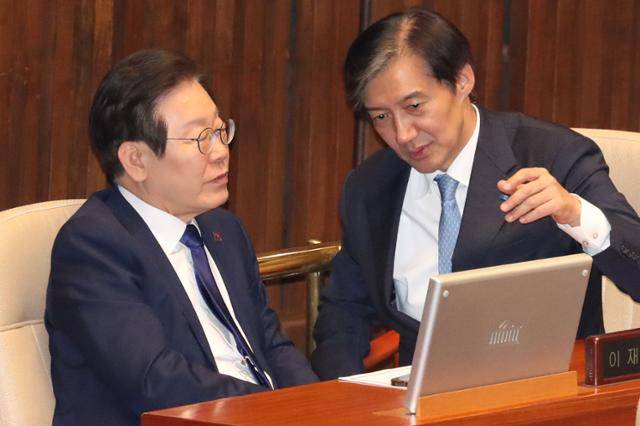 지난해 9월 국회 본회의에서 이재명 더불어민주당 대표와 조국 조국혁신당 대표가 대화하고 있다. 고영권 기자