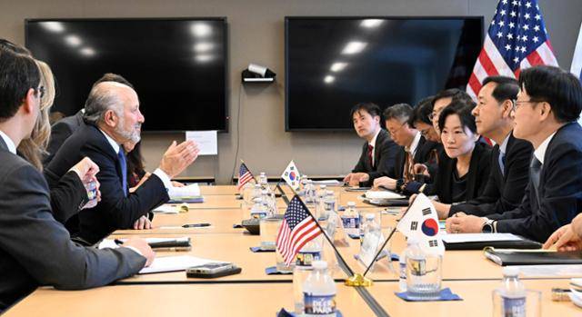 29일 미국 워싱턴 상무부 청사에서 구윤철(오른쪽 두 번째) 경제부총리 겸 기획재정부 장관과 하워드 러트닉(왼쪽 세 번째) 미 상무장관이 각각 참모들을 대동한 채 통상 협의를 하고 있다. 기획재정부 제공