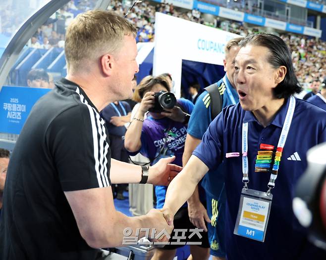 ‘2025 쿠팡플레이 시리즈’ 팀 K리그와 뉴캐슬의 경기가 30일 오후 수원월드컵경기장에서 열렸다.경기전 팀 K리그 김판곤 감독과 뉴캐슬 에디 하우 감독이 인사하고 있다.수원=정시종 기자 capa@edaily.co.kr /2025.07.30.