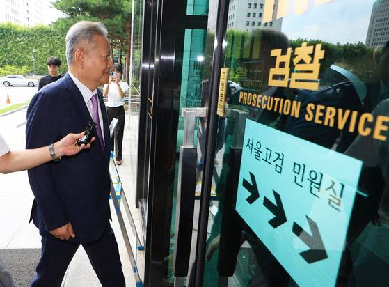 31일 오후 구속 전 피의자 심문(영장실질심사)을 앞둔 가운데 이상민 전 행정안전부 장관이 내란 특검팀이 위치한 서울 서초동 서울고검으로 출석하고 있다. 뉴스1