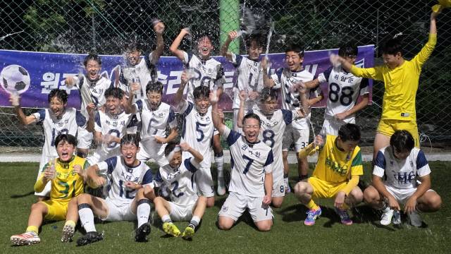 ▲ 원주SMC축구센터U15 선수들이 지난 29일 평창 진부면민체육공원에서 열린 FC모현U15와 16강에서 승리한 뒤 기뻐하고 있다.