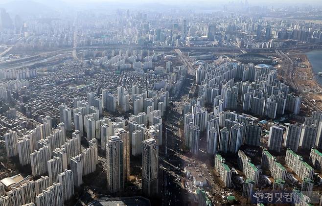 서울 송파구 잠실동 엘스, 리센츠, 트리지움, 레이크팰리스 아파트를 내려다 본 모습. 사진= 최혁 기자