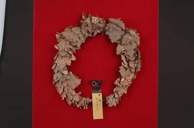 A close-up of the laurel crown awarded to the winner of the Berlin Olympic marathon in 1936, which is on display at the National Museum of Korea in Seoul. / Courtesy of the National Museum of Korea