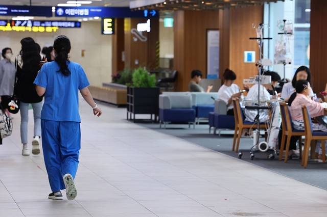 서울 시내 한 대형병원에서 의료관계자가 이동하고 있다. 연합뉴스