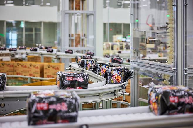 삼양식품 밀양 제1공장에서 제조돼 미국으로 수출되는 불닭볶음면 제품이 컨베이어 벨트를 따라 운반되고 있다. 삼양식품