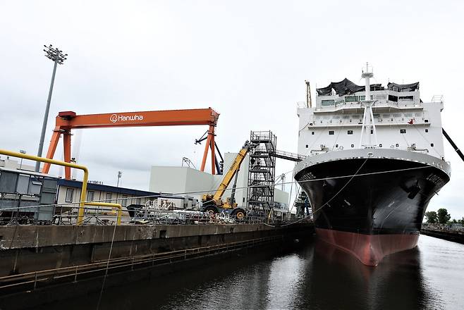한화그룹이 인수한 미국 필라델피아 소재 필리조선소의 도크에서 선박 건조가 진행되고 있는 모습. 한화그룹