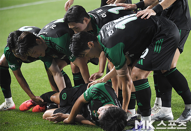 팀 K리그 선수들이 김진규의 득점을 축하해 주고 있다. 사진(수원)=천정환 기자