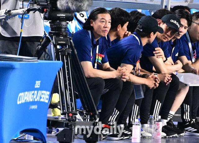 2025년 7월 30일 오후 경기도 수원월드컵경기장에서 쿠팡플레이 시리즈 '팀K리그와 뉴캐슬 유나이티드 FC'의 경기가 열렸다. 팀K리그 김판곤 감독이 경기를 지켜보고 있다./수원월드컵경기장=유진형 기자