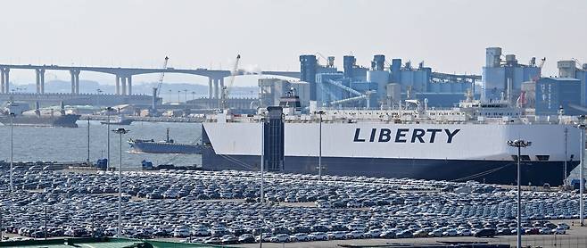 8월 1일부터 부과 예정이던 상호관세를 25%에서 15%로 낮추는 협상에 정부가 성공하면서 저성장 우려도 상당 부분 덜어내게 됐다. 사진은 경기도 평택항 내 자동차 전용부두 모습