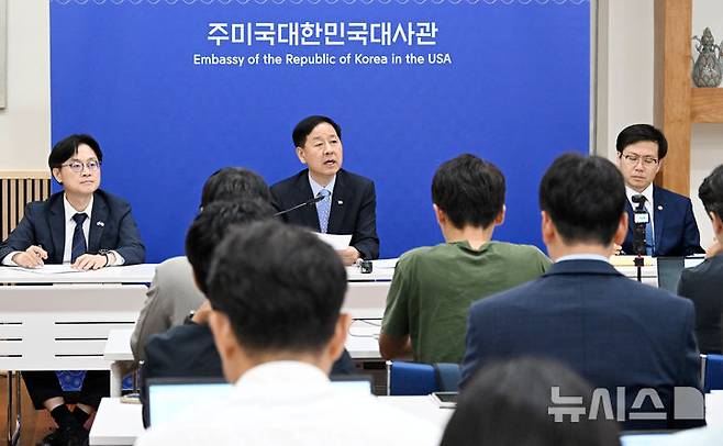 구윤철 경제부총리 겸 기획재정부 장관이 30일 저녁(현지 시간) 미국 워싱턴DC 소재 주미한국대사관에서 '한-미 통상협의 결과브리핑'을 열고 발표문을 낭독하고 있다. 왼쪽부터 김정관 산업통상자원부장관, 구윤철 부총리, 여한구 통상교섭본부장. (사진=기재부 제공) 2025.07.31. photo@newsis.com