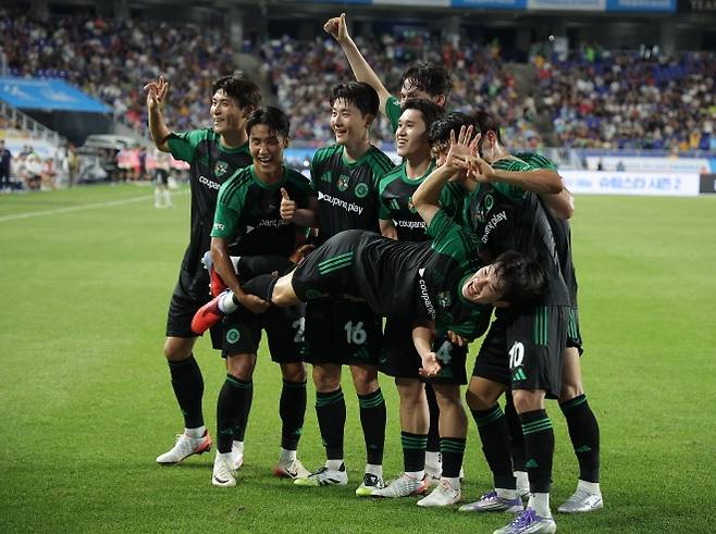 “월척이요” - 30일 수원월드컵경기장에서 열린 쿠팡플레이 시리즈 첫 번째 경기에서 K리그 올스타로 구성된 팀K리그 선수들이 김진규가 선제골을 넣은 뒤 ‘월척 세리머니’를 하며 기뻐하고 있다. 팀K리그가 뉴캐슬 유나이티드를 1-0으로 이겼다. 연합뉴스