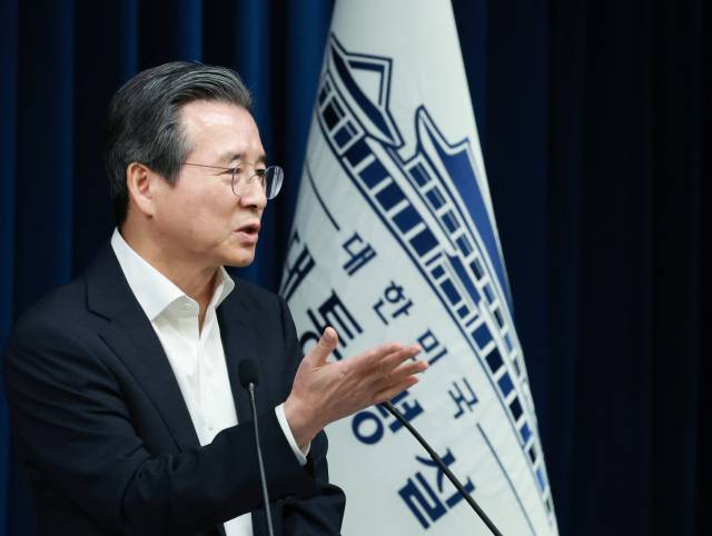 김용범 대통령실 정책실장이 31일 서울 용산 대통령실 청사에서 한미 관세 협상 타결 브리핑 후 기자들의 질문을 받고 있다. 연합뉴스