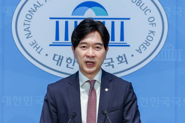 박성훈 국민의힘 수석대변인이 21일 서울 여의도 국회 소통관에서 강선우 여성가족부 장관 후보자 임명 강행을 규탄하는 내용의 논평을 하고 있다. 뉴스1