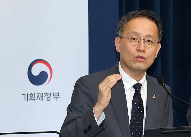 이형일 기획재정부 1차관이 지난 29일 정부세종청사 민원동 브리핑실에서 2025 세제개편안 상세 브리핑을 하고 있다. ⓒ연합뉴스