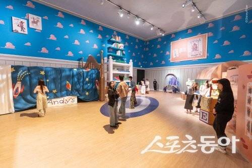 애니메이션 ‘토이 스토리’ 속 앤디의 방을 재현한 공간에서 체험을 즐기는 관람객들. 사진제공ㅣ크레센트엔터테인먼트