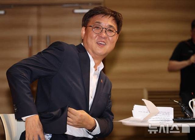 최휘영 문화체육관광부 장관이 31일 세종시 정부세종청사에서 열린 취임식에서 밝은 표정을 짓고 있다. /사진=뉴시스 제공