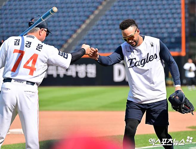 한화 이글스 김경문 감독이 지난 30일 대전 삼성 라이온즈전을 앞두고 루이스 리베라토와 하이파이브하고 있다. 엑스포츠뉴스 DB