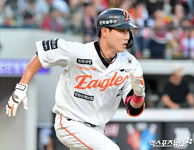 한화 이글스 심우준이 올해 정규시즌 경기에 출전해 타격 후 1루로 달려나가고 있다. 엑스포츠뉴스 DB