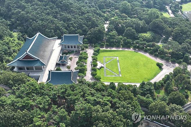 대통령 집무실 복귀 준비 시작하는 청와대 (서울=연합뉴스) 서대연 기자 = 이재명 대통령이 청와대 집무실 복귀를 예고한 가운데 30일 서울 종로구 청와대의 모습.
8월 1일부터 보안·안전 점검 등 준비작업을 위해 청와대 관람이 임시 중단된다. 2025.7.30 dwise@yna.co.kr