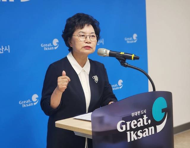 이지영 익산시도시관리공단 이사장이 1일 익산시청 브리핑실에서 TRUST(투명·책임·소통·안전·변화)를 중심으로 공공서비스 혁신을 이루겠다는 비전을 설명하고 있다./사진=송승욱 기자