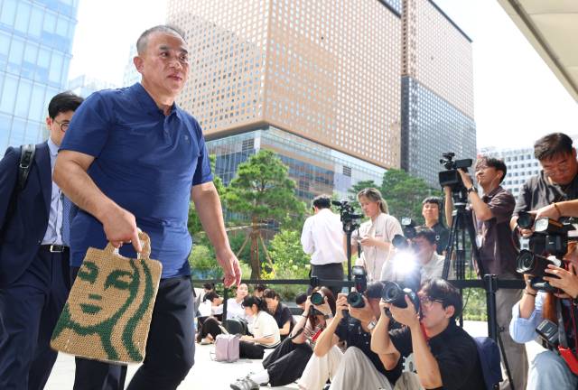 공천개입 의혹을 받는 정치 브로커 명태균씨가 31일 뇌물공여 혐의 피의자 신분으로 조사를 받기 위해 서울 종로구에 위치한 김건희 특검 사무실로 출석하고 있다./연합뉴스/
