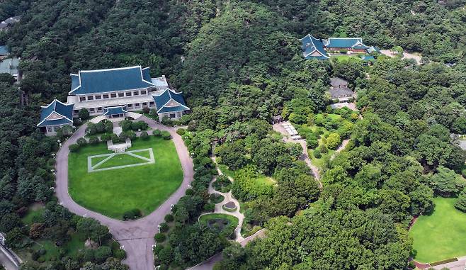 청와대 관람 일시 종료를 이틀 앞둔 서울 종로구 청와대의 모습. 이재명 대통령이 청와대로 집무실 복귀를 예고한 가운데 오는 8월 1일부터 보안·안전 점검 등 준비작업을 위해 관람이 임시 중단된다. 사진은 30일 서울 종로구 세종로 청와대. (사진=뉴스1).