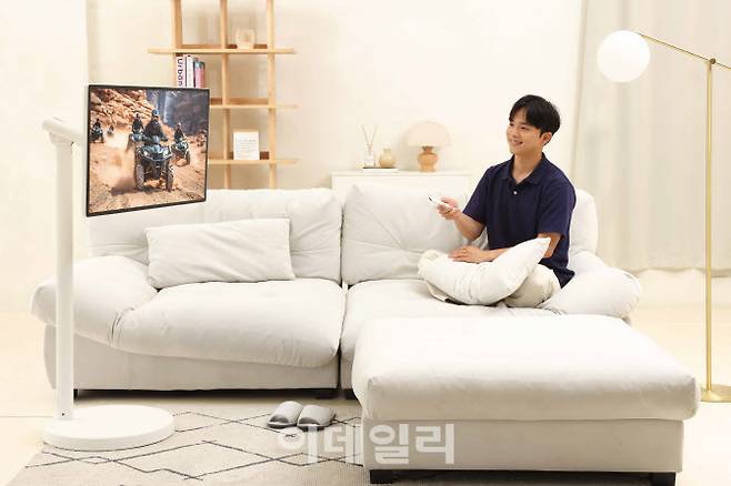 삼성전자 모델이 무빙스타일 엣지를 체험하고 있다.(사진=삼성전자)