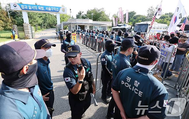 김건희 여사의 각종 의혹을 수사하는 김건희 특검팀(특별검사 민중기)이 윤석열 전 대통령에 대한 체포영장 집행에 나선 1일 오전 경기도 의왕 서울구치소에서 경찰들이 경계근무를 서고 있다. 2025.8.1/뉴스1 ⓒ News1 김성진 기자