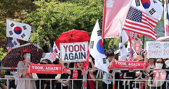 김건희 여사의 각종 의혹을 수사하는 김건희 특검팀(특별검사 민중기)이 윤석열 전 대통령에 대한 체포영장 집행에 나선 1일 오전 경기도 의왕 서울구치소에서 윤 전 대통령 지지자들이 시위하고 있다. 2025.8.1/뉴스1 ⓒ News1 김성진 기자