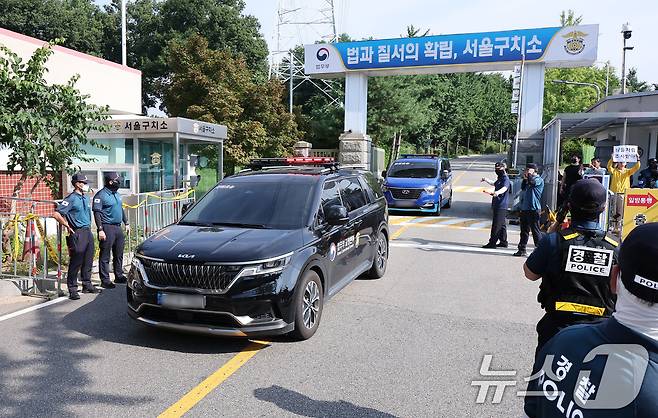 김건희 여사의 각종 의혹을 수사하는 김건희 특검팀(특별검사 민중기)이 윤석열 전 대통령에 대한 체포영장 집행에 나선 1일 오전 경기도 의왕 서울구치소에서 호송차가 나오고 있다. 2025.8.1/뉴스1 ⓒ News1 김성진 기자