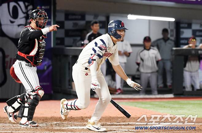 1일 부산 사직구장에서 열린 롯데 자이언츠와 LG 트윈스의 경기. 9회말 무사 1루 롯데 나승엽이 번트를 대고 있다. 부산=박재만 기자 pjm@sportschosun.com/2025.07.01/