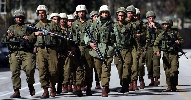 2006년 서안 지구 헤브론에서 정착민을 수색하는 과정에서 이스라엘 군인들이 아랍 시장 주변을 순찰하고 있다