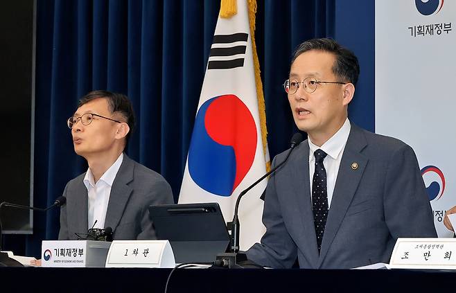 이형일 기획재정부 1차관(오른쪽)이 지난 29일 정부세종청사 민원동 브리핑실에서 2025 세제 개편안 상세 브리핑을 하고 있다. 왼쪽은 박금철 세제실장./연합뉴스