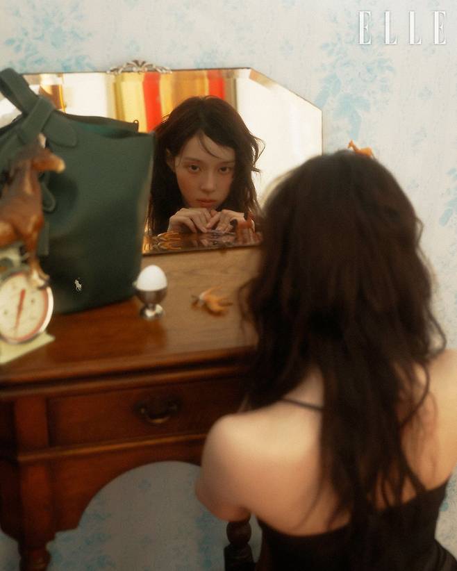 칵테일 드레스와 폴로 플레이 레더 토트백은 모두 Polo Ralph Lauren.