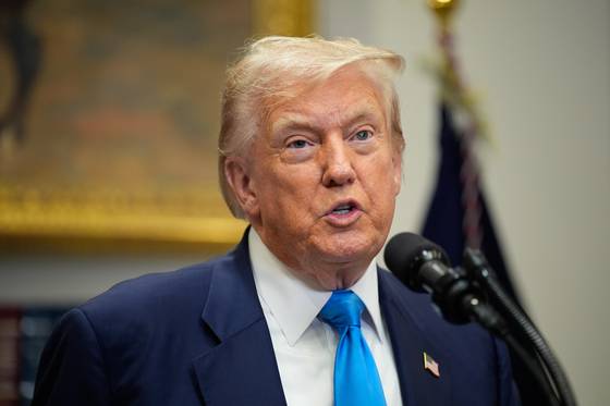 도널드 트럼프 미국 대통령이 30일(현지시간) 워싱턴 DC 백악관에서 의회 법안에 서명한 뒤 발언하고 있다. EPA=연합뉴스