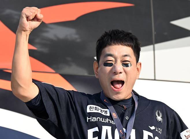 홍창화 한화 이글스 응원단장이 지난 23일 서울 잠실구장에서 열린 2025 KBO리그 두산 베어스와의 경기에 앞서 한화 응원 구호를 외치고 있다. 이병주 기자