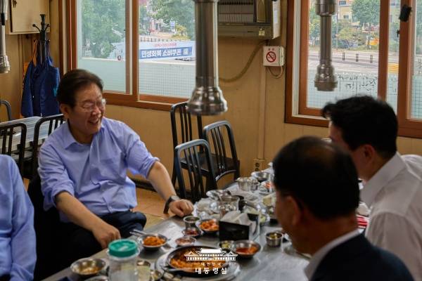 ▲ 이재명 대통령이 대통령실 참모들과 식사하는 모습. 사진=대통령실