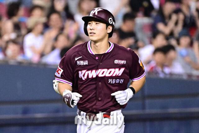 9일 서울 잠실야구장에서 열린 '2025 신한 SOL BANK KBO리그' 키움 히어로즈와 LG 트윈스 경기. 키움 이주형이 7회초 선두타자로 나와 솔로포를 친 후 그라운드를 돌고 있다./마이데일리
